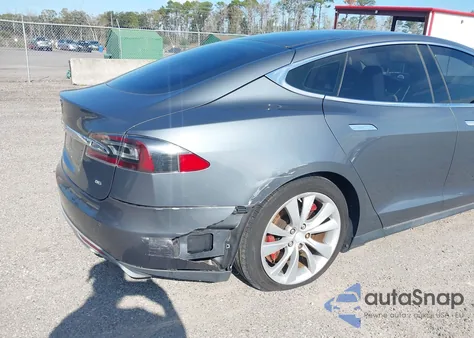 2013 Tesla Model S z USA, uszkodzony, nr VIN 5YJSA1DN9DFP25296
